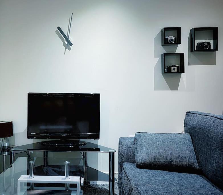 Two Bedroom Luxury Apt With Film Style 스완지 외부 사진
