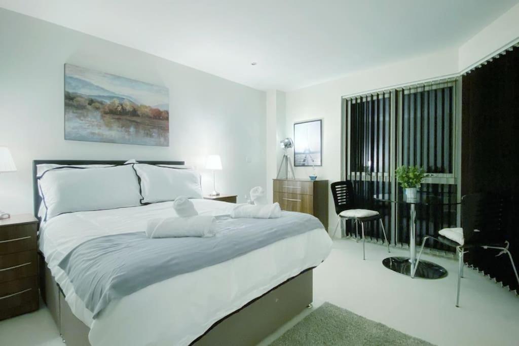 Two Bedroom Luxury Apt With Film Style 스완지 외부 사진