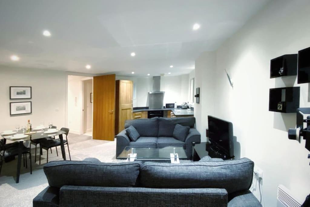 Two Bedroom Luxury Apt With Film Style 스완지 외부 사진