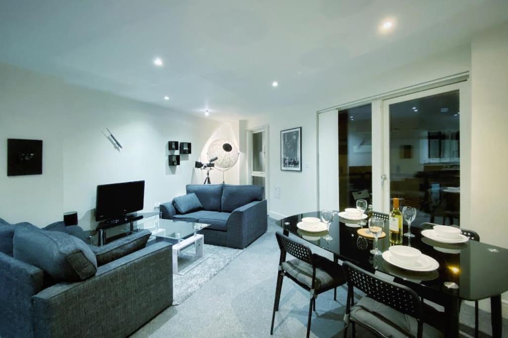 Two Bedroom Luxury Apt With Film Style 스완지 외부 사진