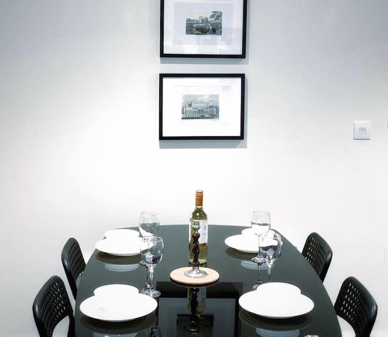 Two Bedroom Luxury Apt With Film Style 스완지 외부 사진