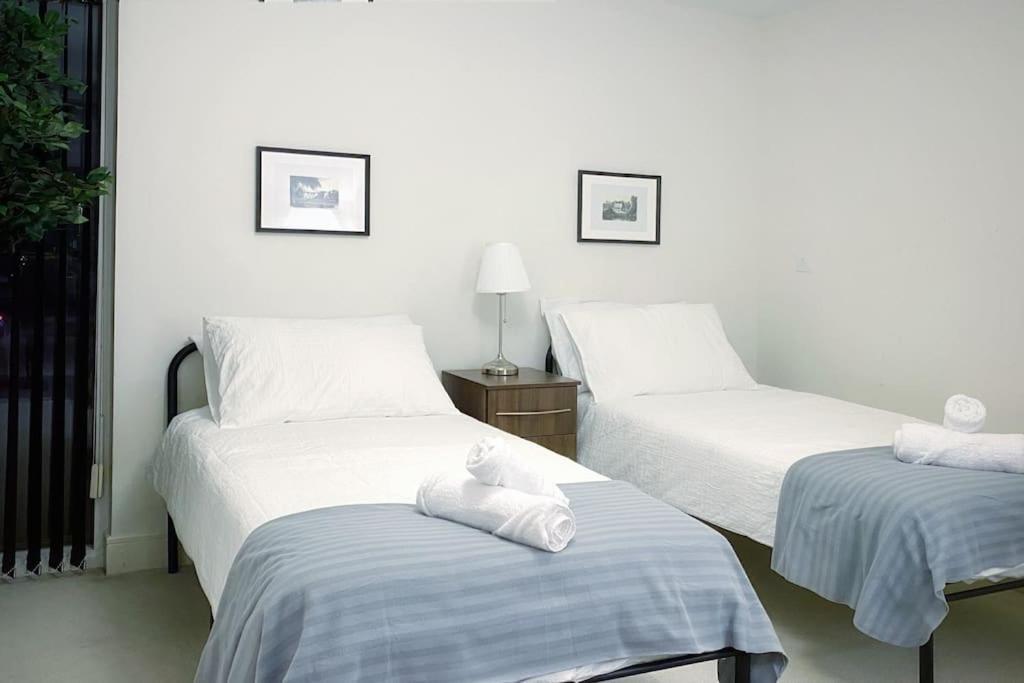 Two Bedroom Luxury Apt With Film Style 스완지 외부 사진