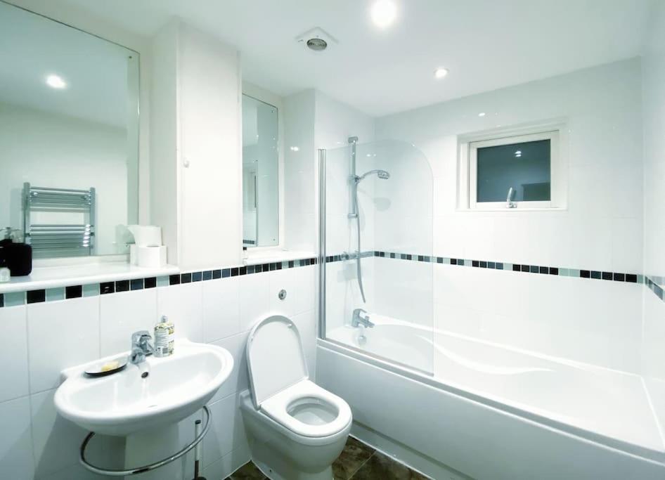 Two Bedroom Luxury Apt With Film Style 스완지 외부 사진