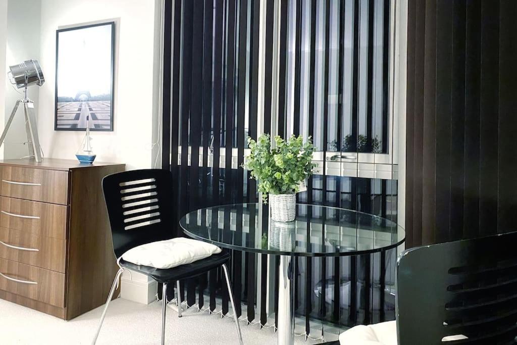 Two Bedroom Luxury Apt With Film Style 스완지 외부 사진