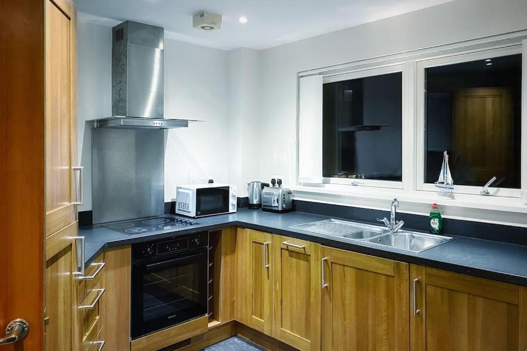 Two Bedroom Luxury Apt With Film Style 스완지 외부 사진